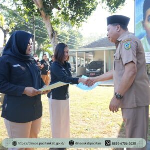 Pemberian penghargaan kepada Pooja Sukmaning Budi, S.IP